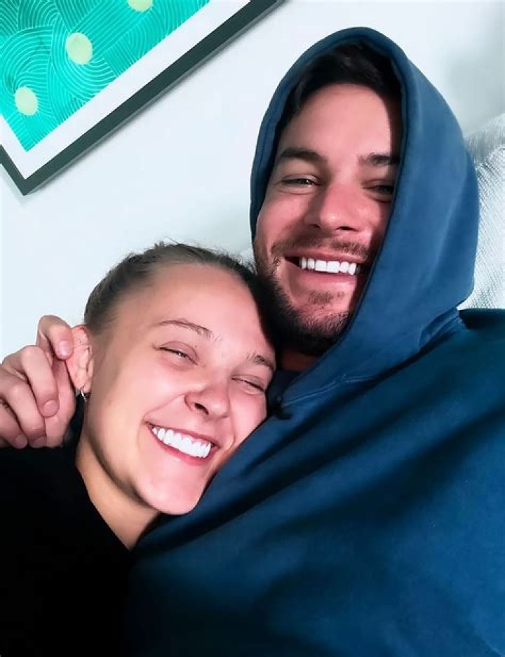 Carly Hughes Age, Married, Husband, Lesbian, Family, Bio, Height