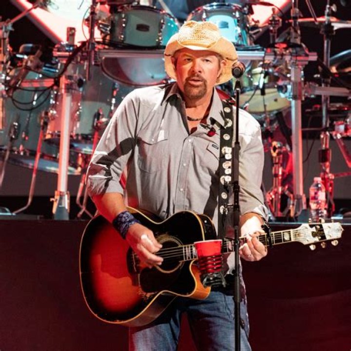 Country Singer Reveals Debilitating Brain Condition