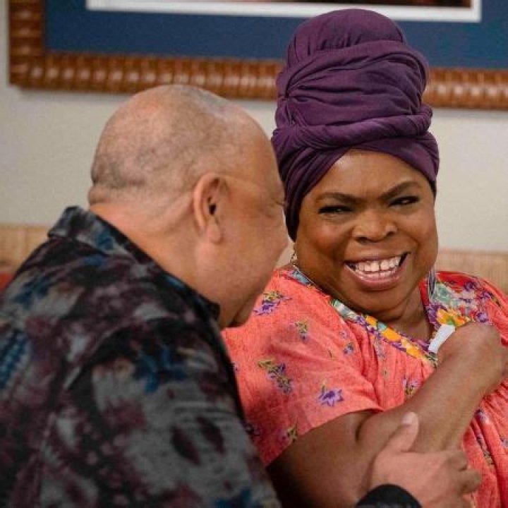 Does Chewing Gum Star Shola Adewusi Have a Husband?,Know Her Instagram, Bob hearts Abishola, Interview, & Net Worth.