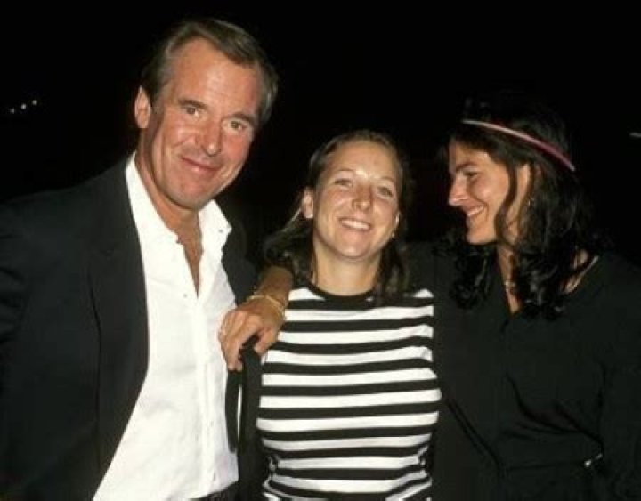 Elizabeth Jennings, the daughter of late journalist, Peter Jennings is happily married to her husband, David Janke.