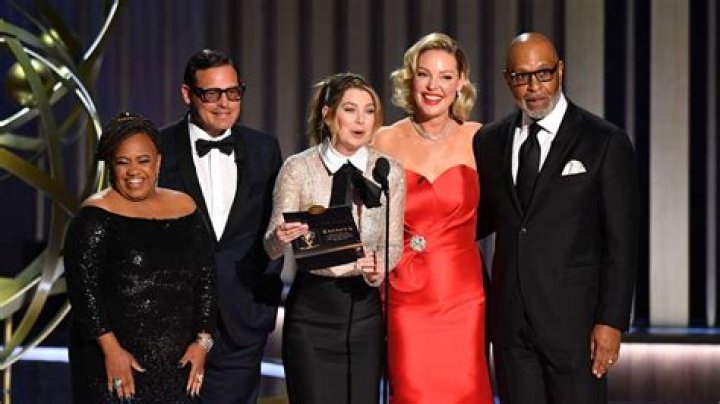 Emmys: Jennifer Coolidge thanks all the 'evil gays' but fans blast 'rude' interruption