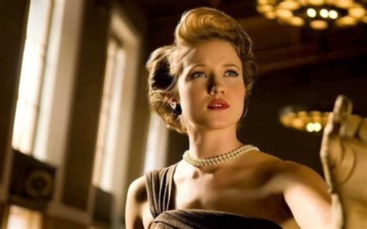 Glance Into The Life Of Jessy Schram