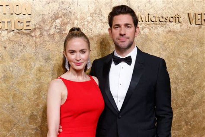 Jenna Fischer still has to "justify" not dating John Krasinski