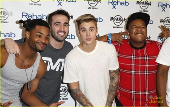 Johnny Manziel now Hanging out with Justin Bieber and Floyd Mayweather