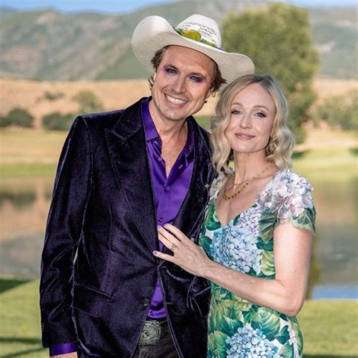 Mandi Gosling Bio, Husband, Personal Life, Age, Height, Weight, Rumors, Brother & Net Worth