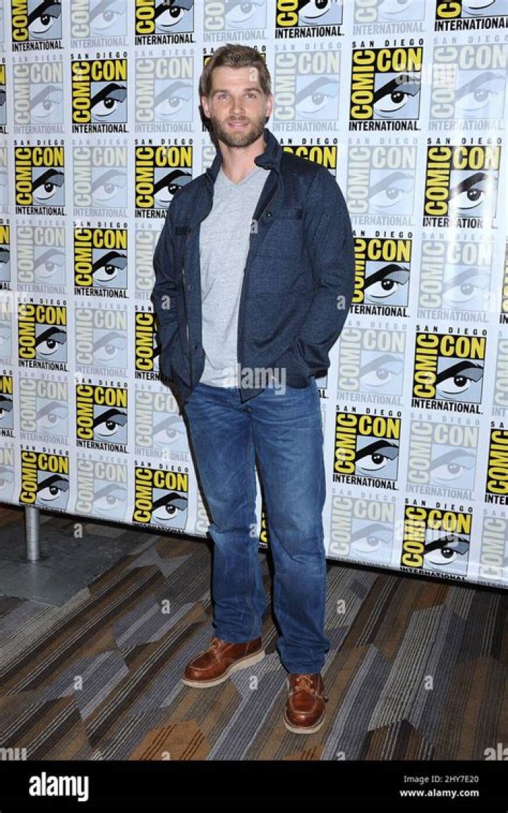 Mike Vogel Height - CelebsHeight.org