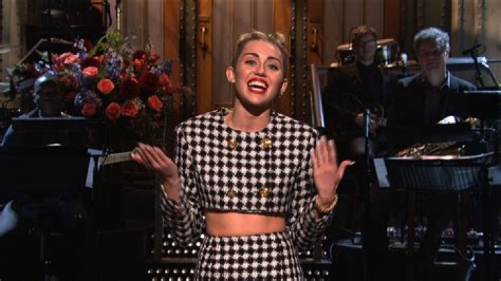 Miley Cyrus Returns to the Stage, Proclaims Perfect Health
