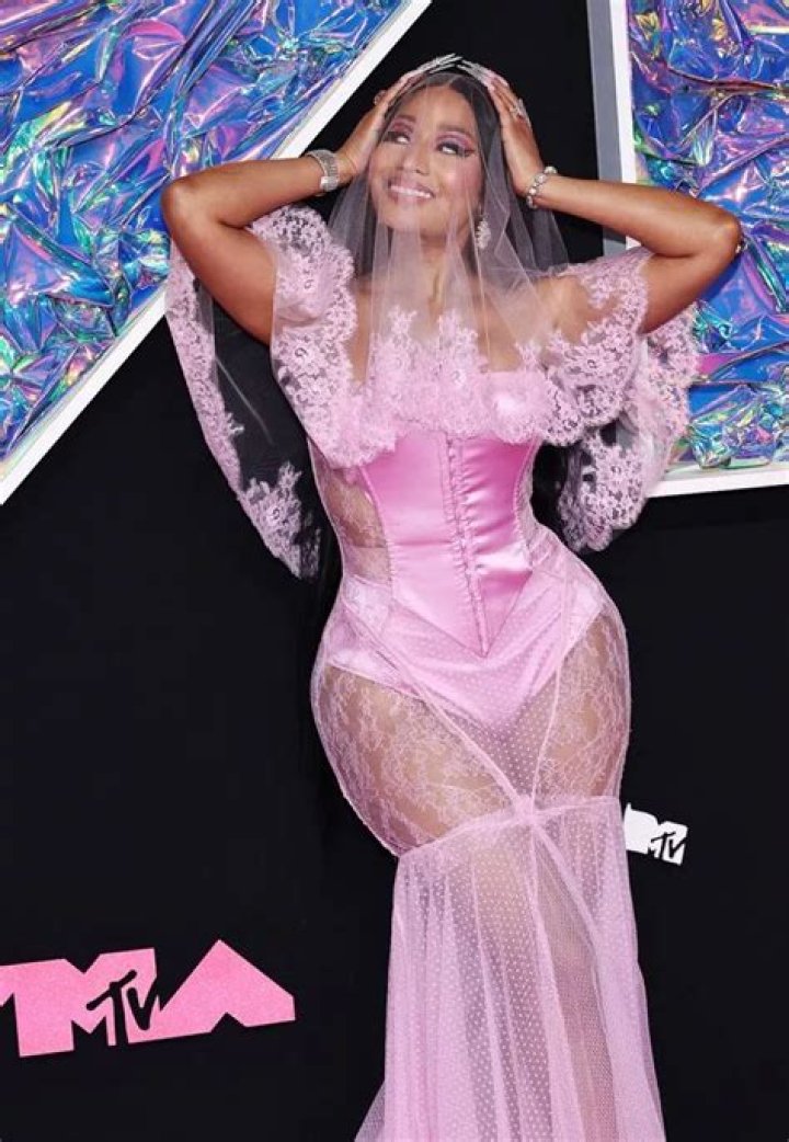 MTV VMAs: Nicki Minaj has unfortunate wardrobe malfunction while wearing pink lace corset