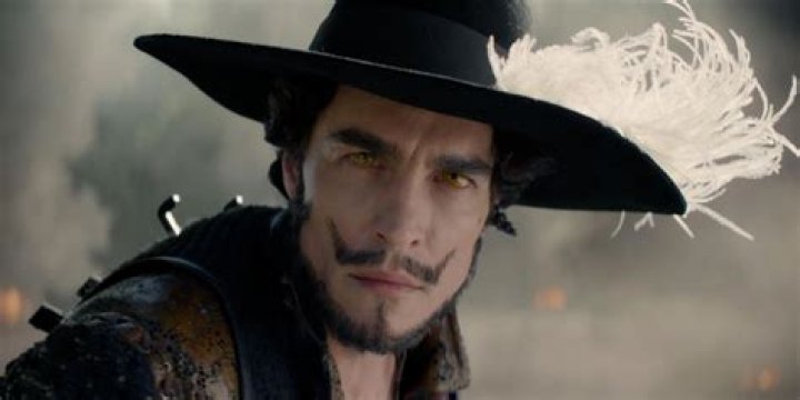 Who plays Dracule Mihawk in One Piece? (Steven John Ward age, etc.)